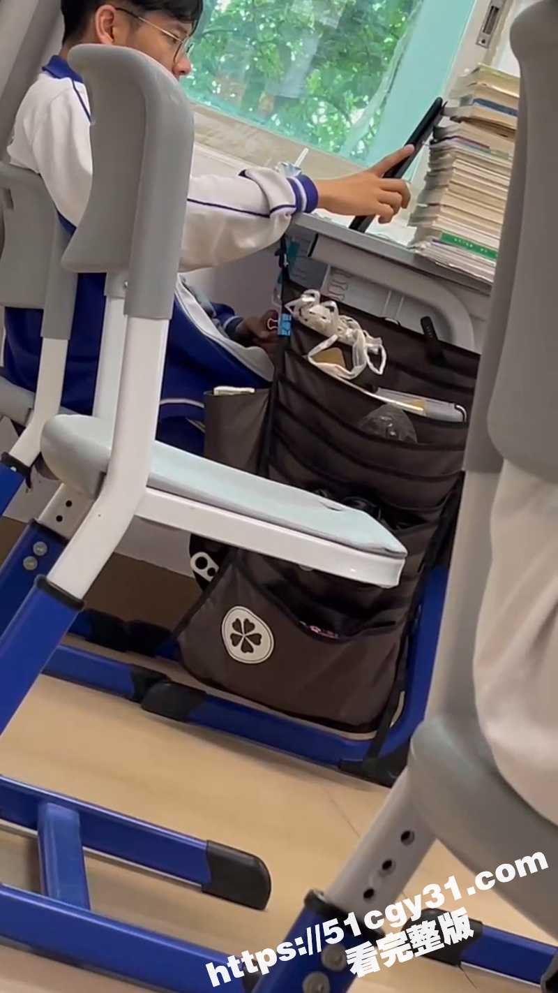 六十五中男生教室打飞机视频（2）