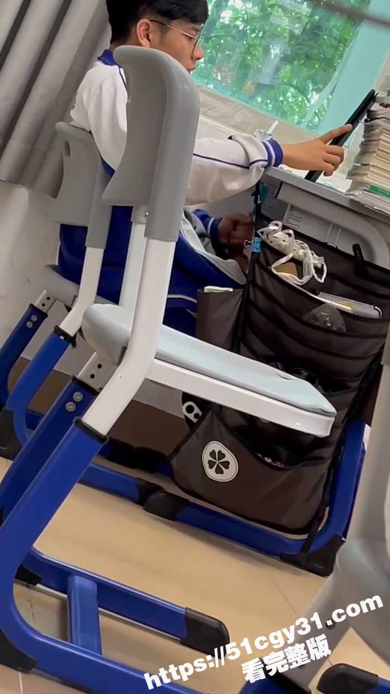 六十五中男生教室打飞机视频（3）