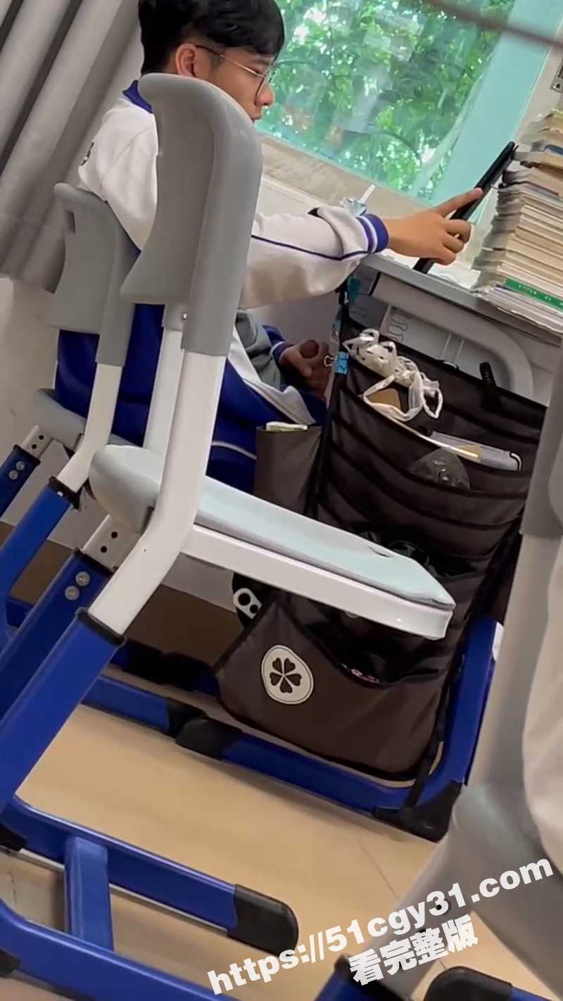 六十五中男生教室打飞机视频（5）