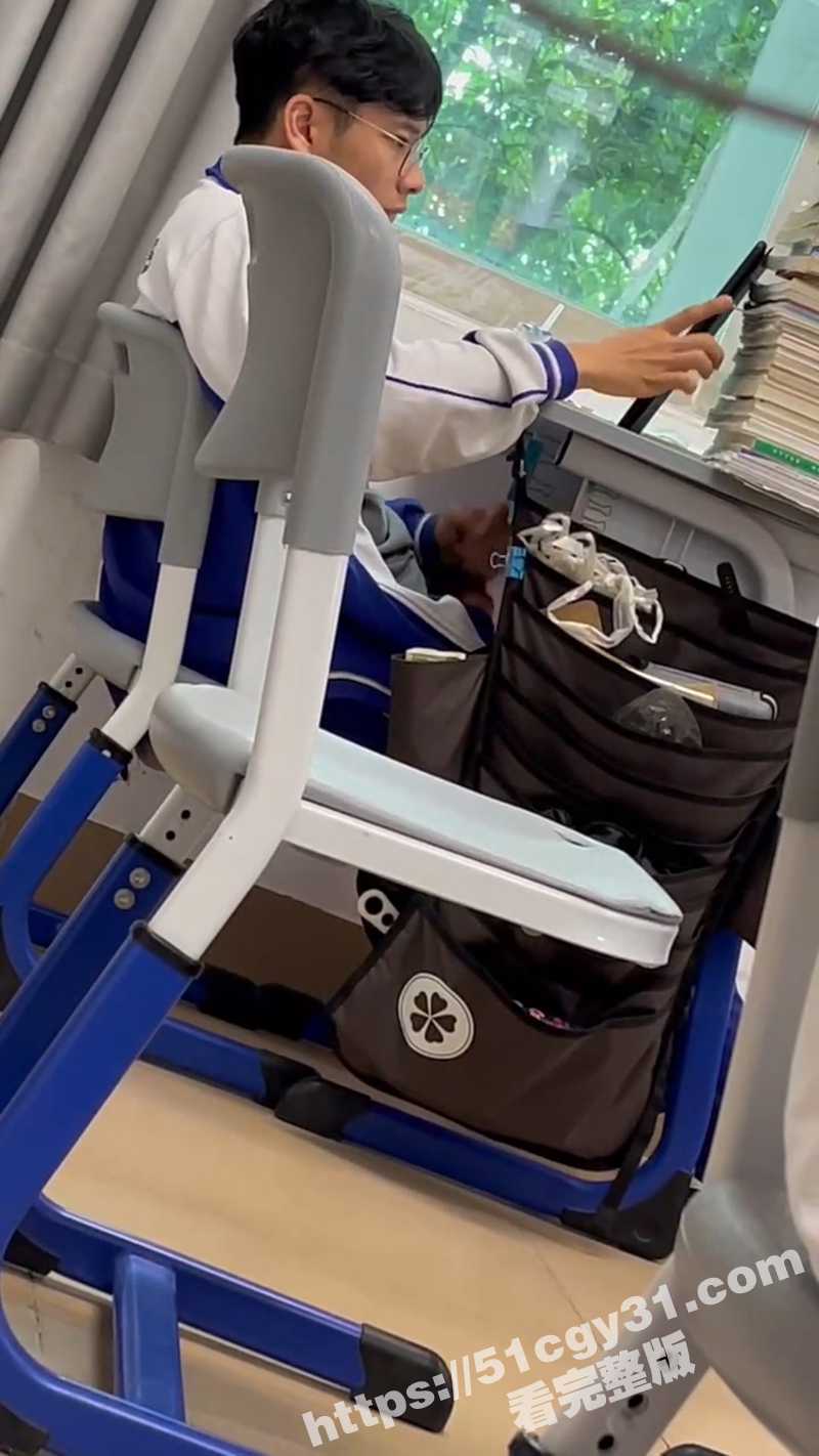 六十五中男生教室打飞机视频（4）