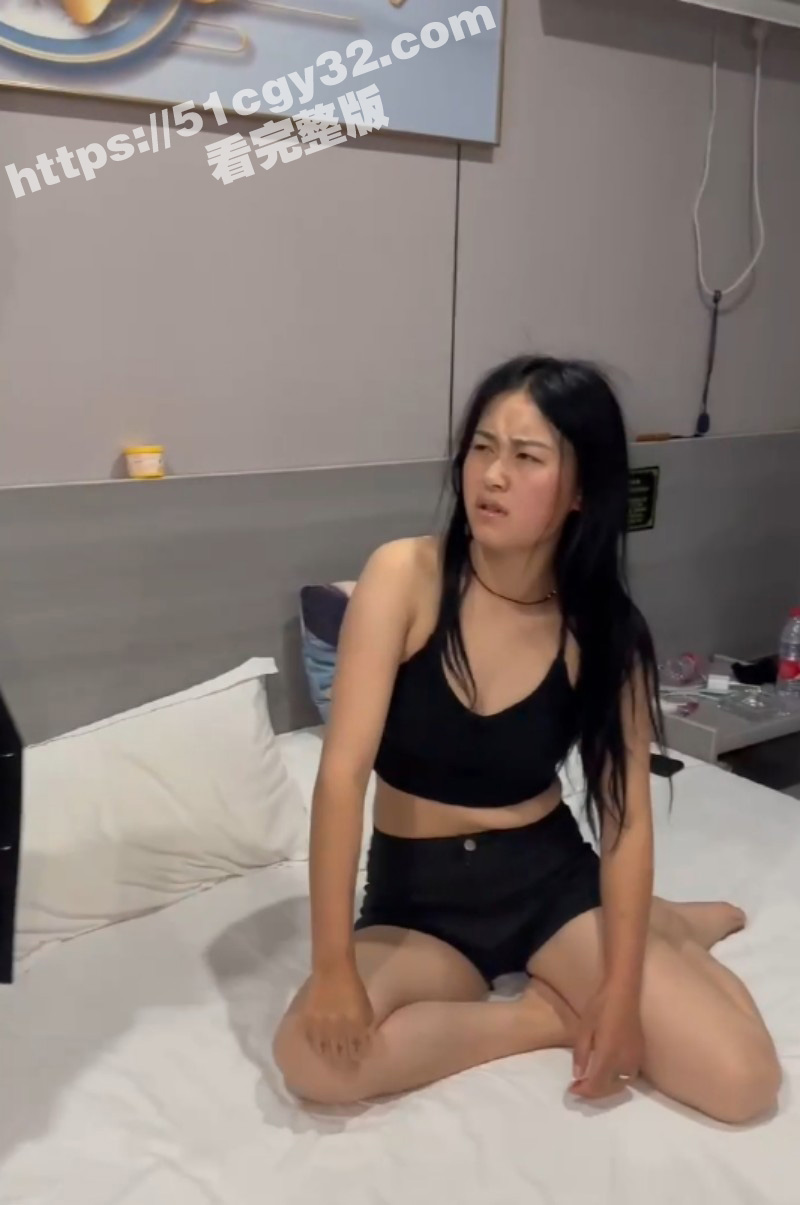 奸夫被众人抓奸在床后还想动手打人05