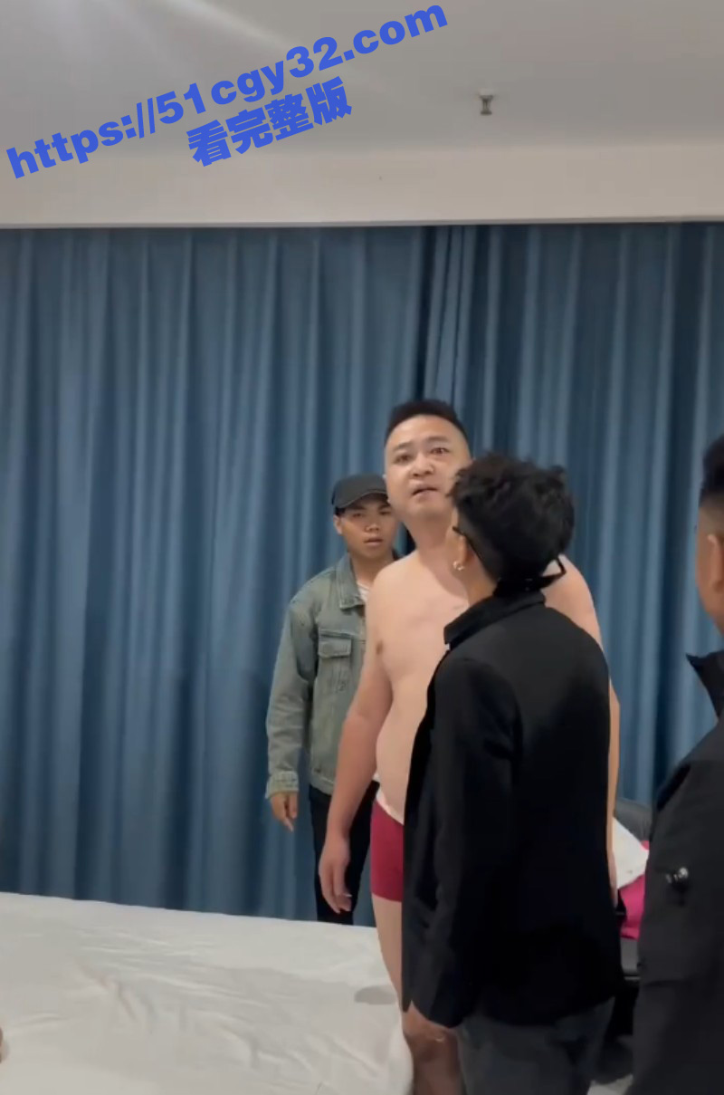 奸夫被众人抓奸在床后还想动手打人04