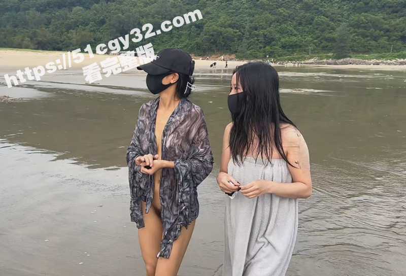 露出系福利姬 CikaiMoon 携手闺蜜当众全裸 与大爷嗨聊做农活 这可能大爷是这辈子笑的最开心一次！