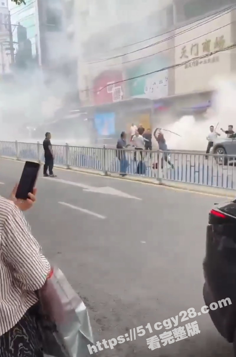 重庆朝天门一男子疯狂向店铺投掷燃烧弹02