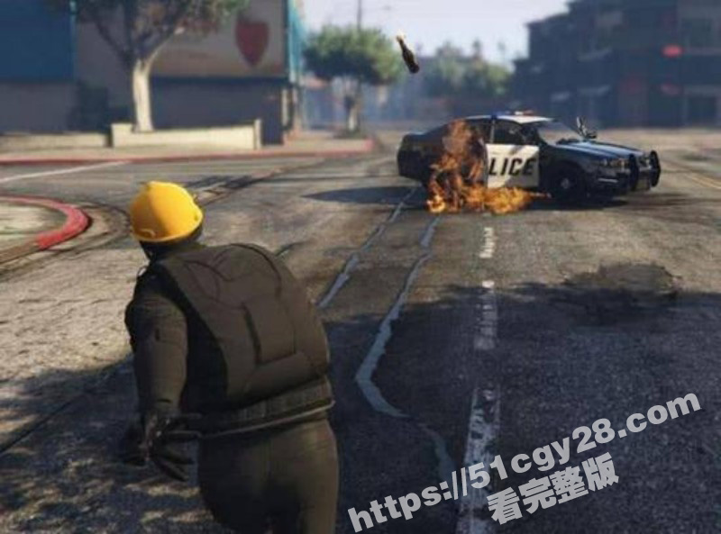 重庆朝天门一男子疯狂向店铺投掷燃烧弹06