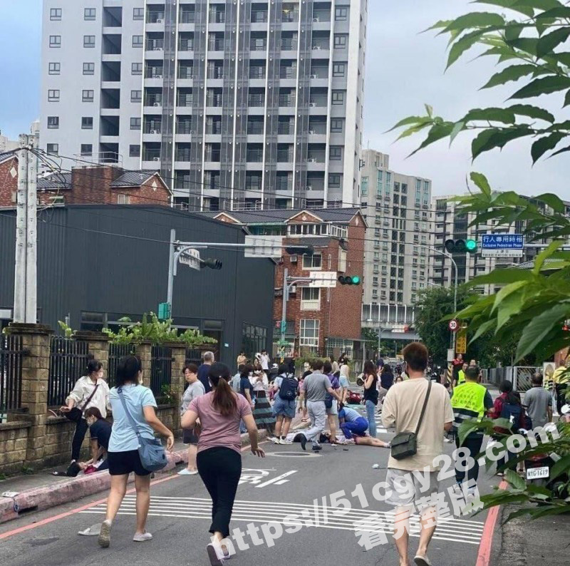 台湾新北 北大国民小学外 男子驾车极快冲撞人群 现场造成多人死亡 十分的惨烈！