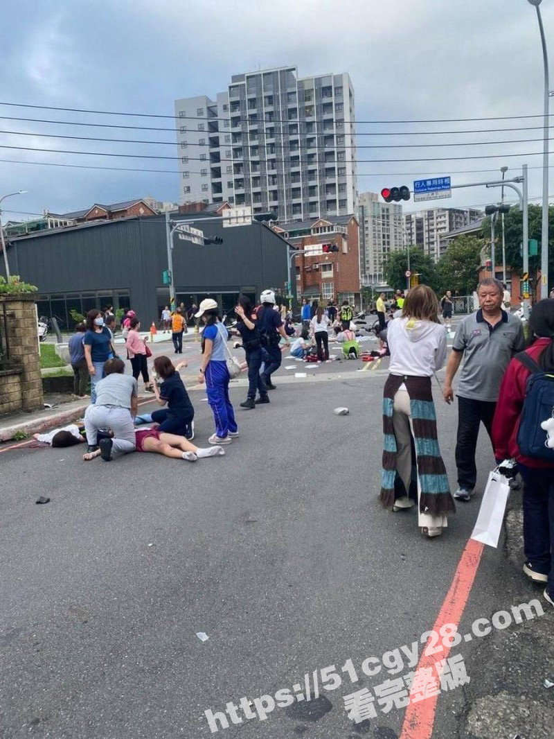 台湾新北男子报复社会驾车撞向人群04