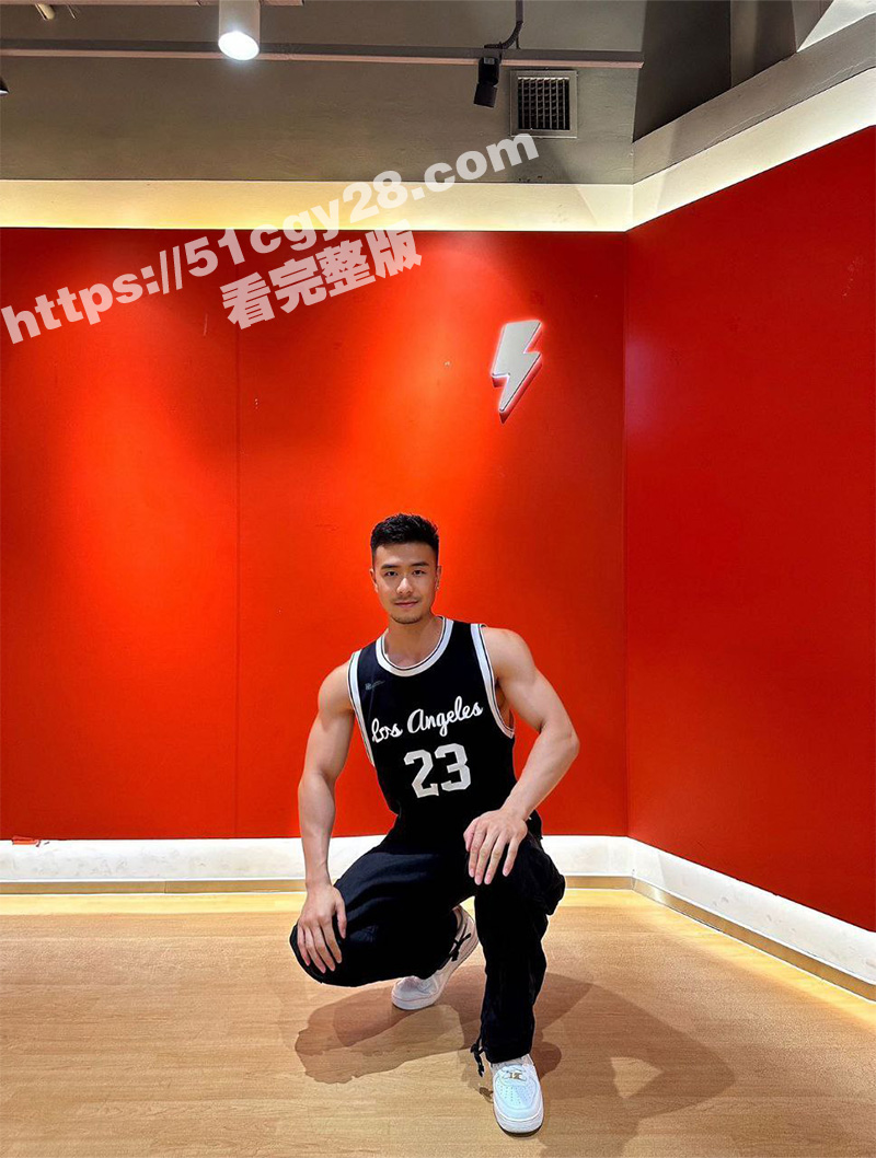 偷拍gay0点上门按摩吃了按摩师鸡巴让按摩师操结束后还赖账 2