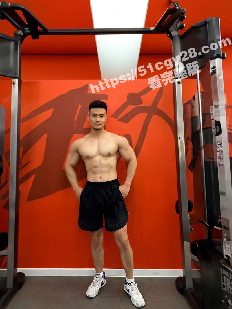 男Gay深夜上门按摩偷拍全记录 男顾客吃按摩师鸡巴被操后拒付钱 报警斗殴抢手机引爆争议！