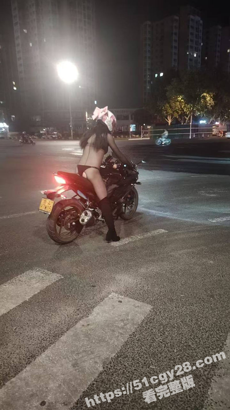 黑丝女骑士摩托车户外露出视频4