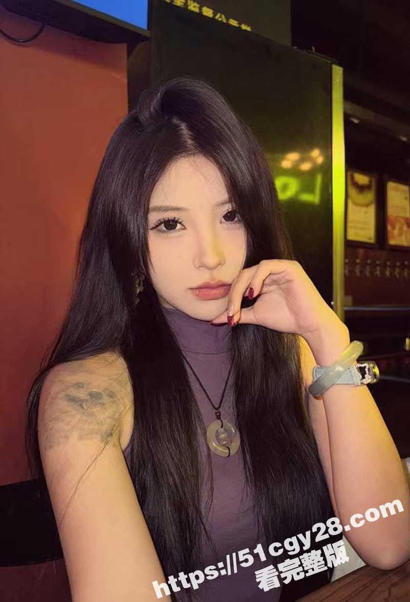 重庆第一反差女骑手 刘雨娜 性爱视频爆出 性感尤物边玩手机边舔屌 撸管手法堪称一绝！