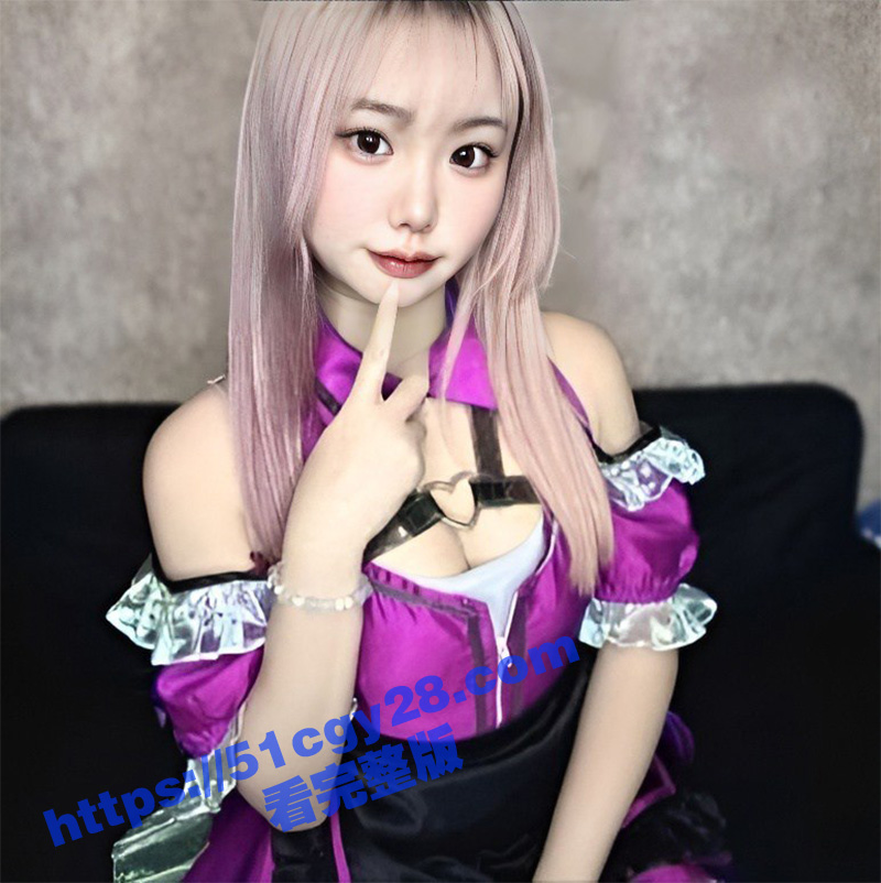 热爱cosplay的美女小骚货 被金主包养并定制性感裸聊视频 随后被约出来口交后入爆操一波！