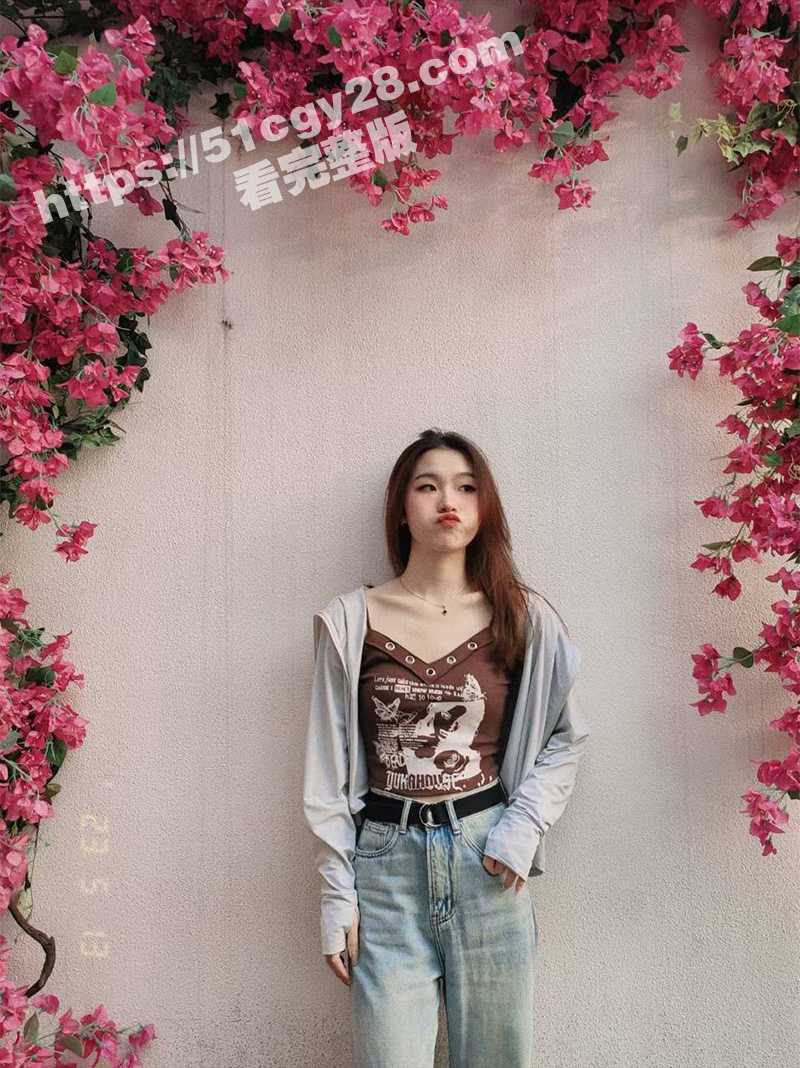 广东佛山酒馆上班的潘雨欣为了拉业务经常和客人裸聊 2