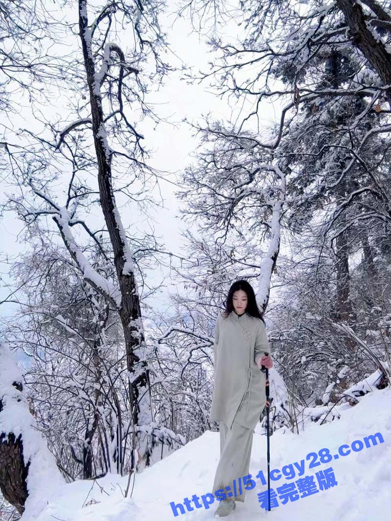 国企单位秘书 苏瑾 天天在单位乱搞 与上司车内脱光口交 上班只为服务好老总！