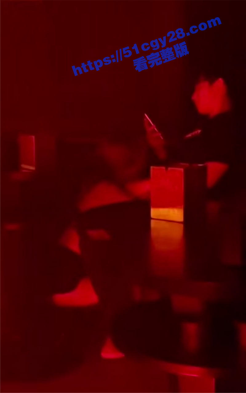 520情侣在酒吧女的跪地给男的舔屌射了女的一脸 4