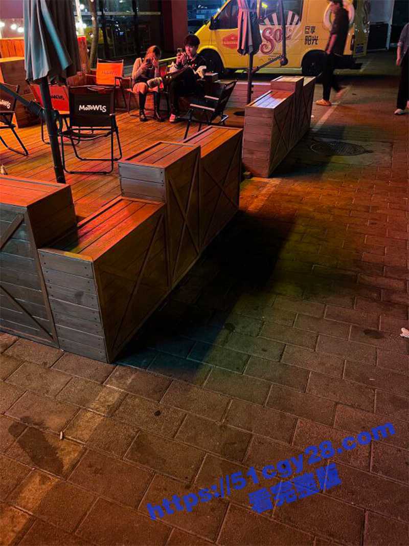 520情侣在酒吧女的跪地给男的舔屌射了女的一脸 2
