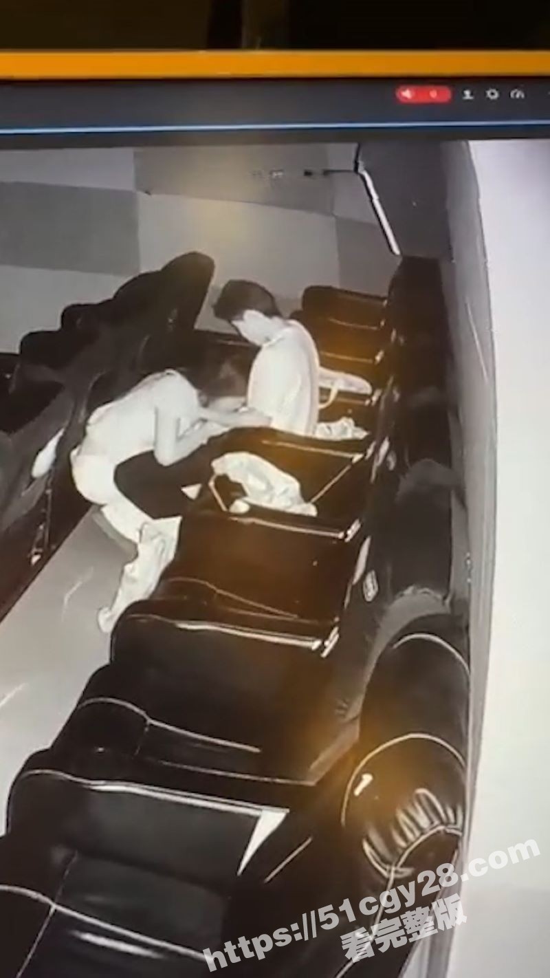 电影院监控下口交吃鸡视频 4