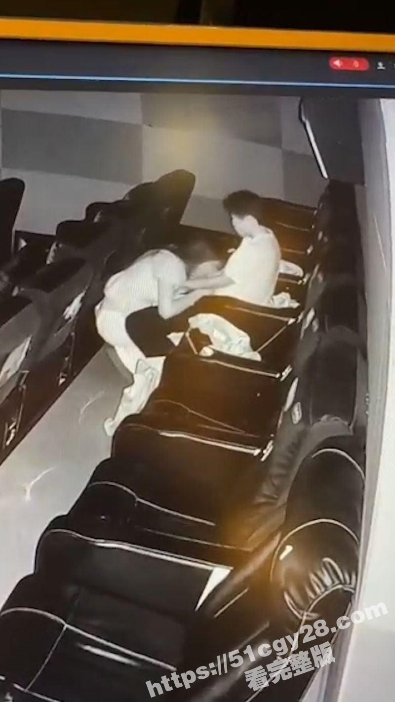 电影院监控下口交吃鸡视频 3