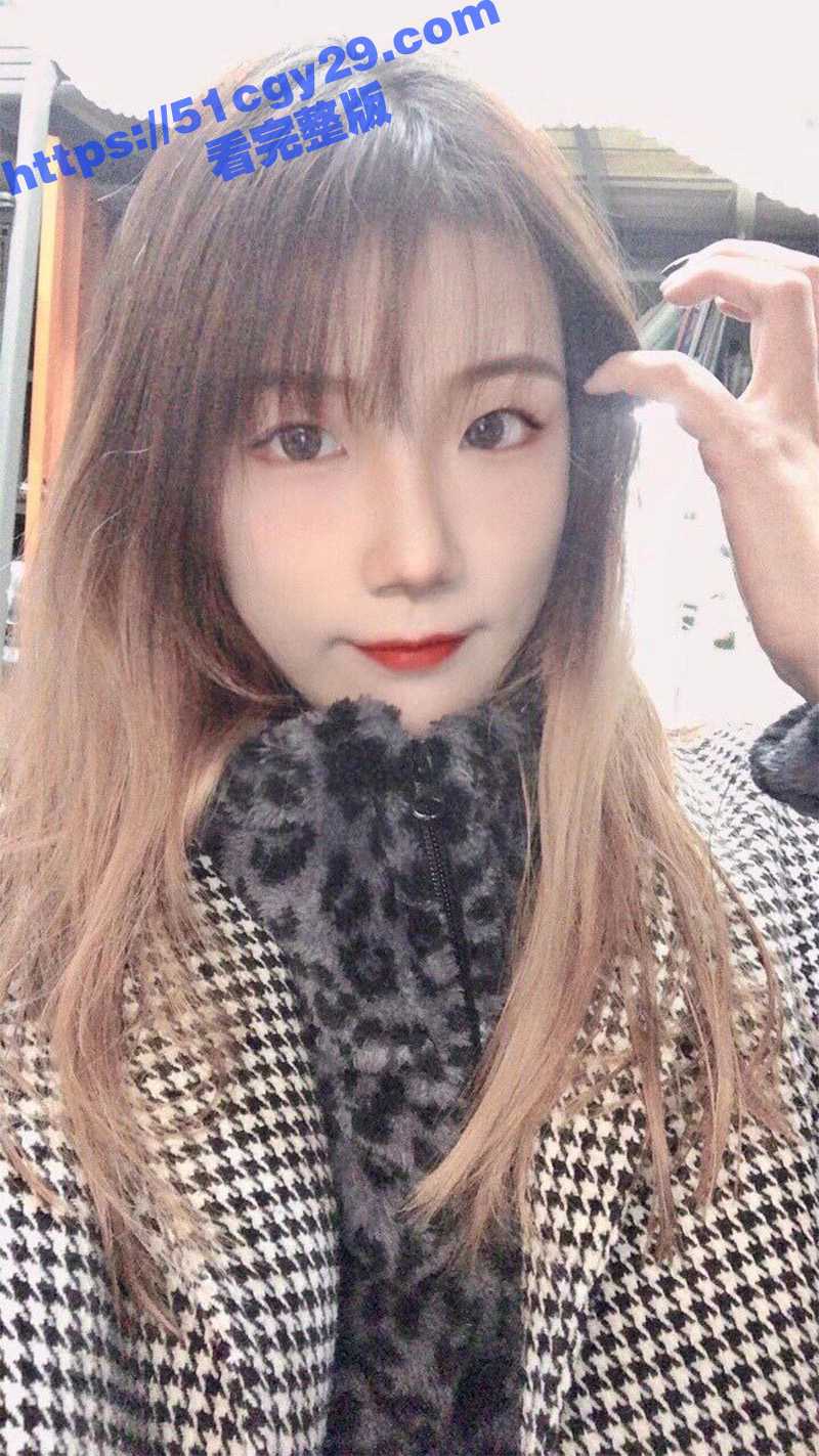 外表清纯的女神竟是吃鸡舔肛高手 这反差婊母狗舔脚吃屌技术一流 平时指定没少被调教！