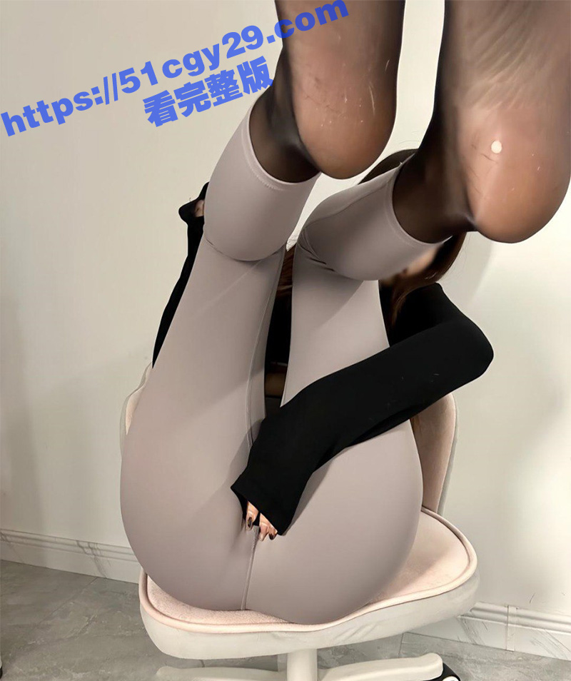 隔壁小王畅黑丝写真 8