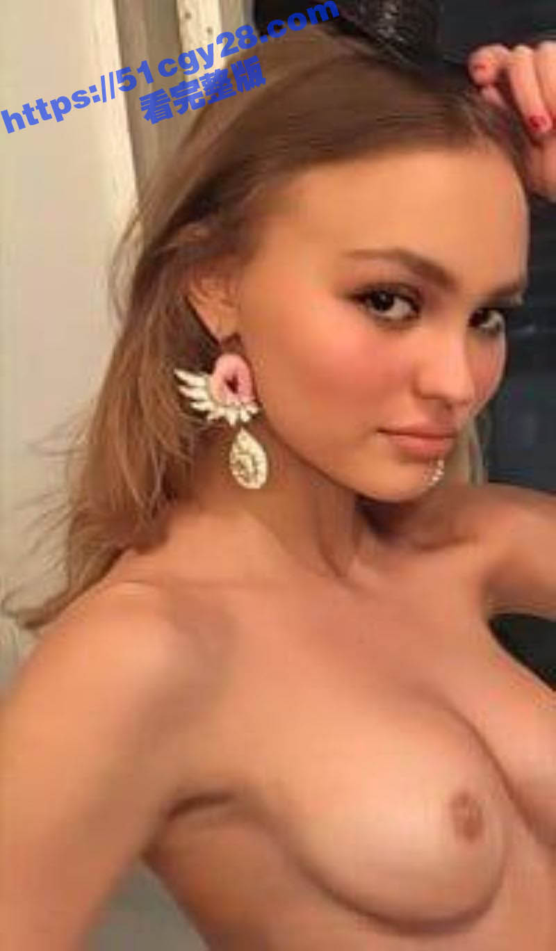 好莱坞巨星强尼戴普的女儿莉莉萝丝露点视图 7