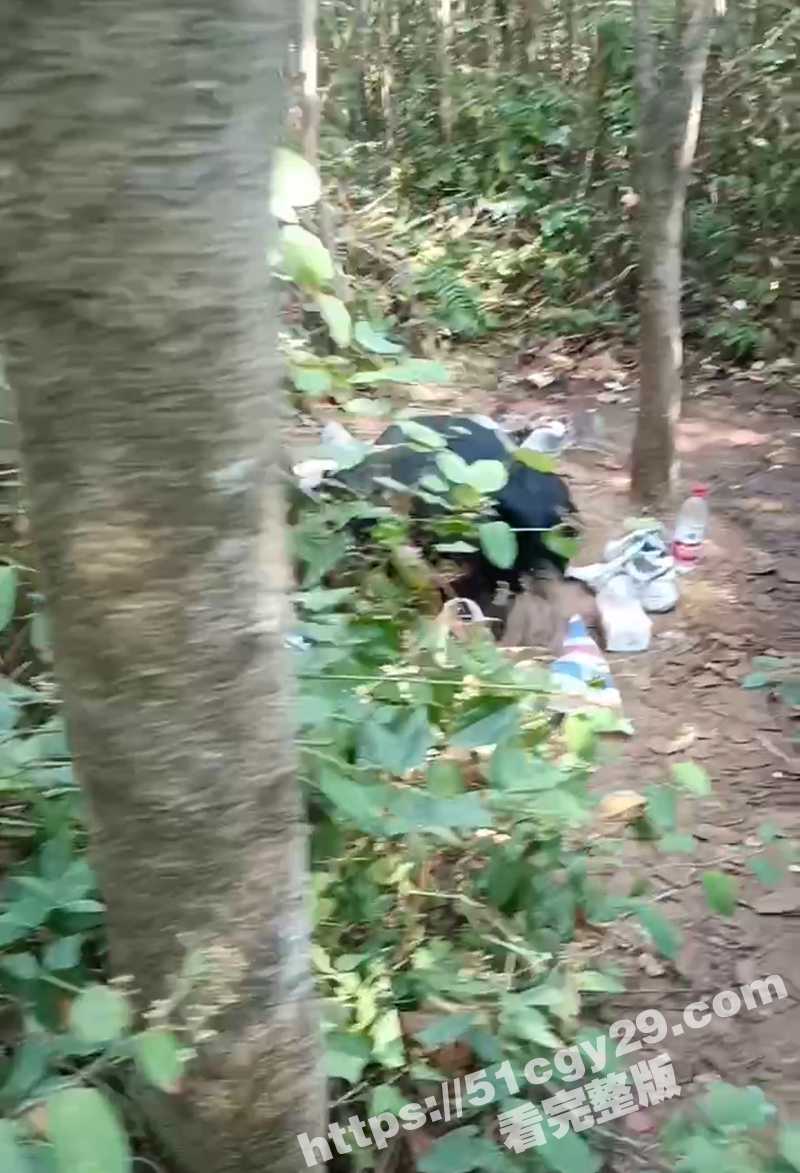 大爷大娘野战偷情干的正激烈 瓜友竟在旁边扰人好事怼脸拍摄 气的大爷大骂傻B差点吓阳痿！