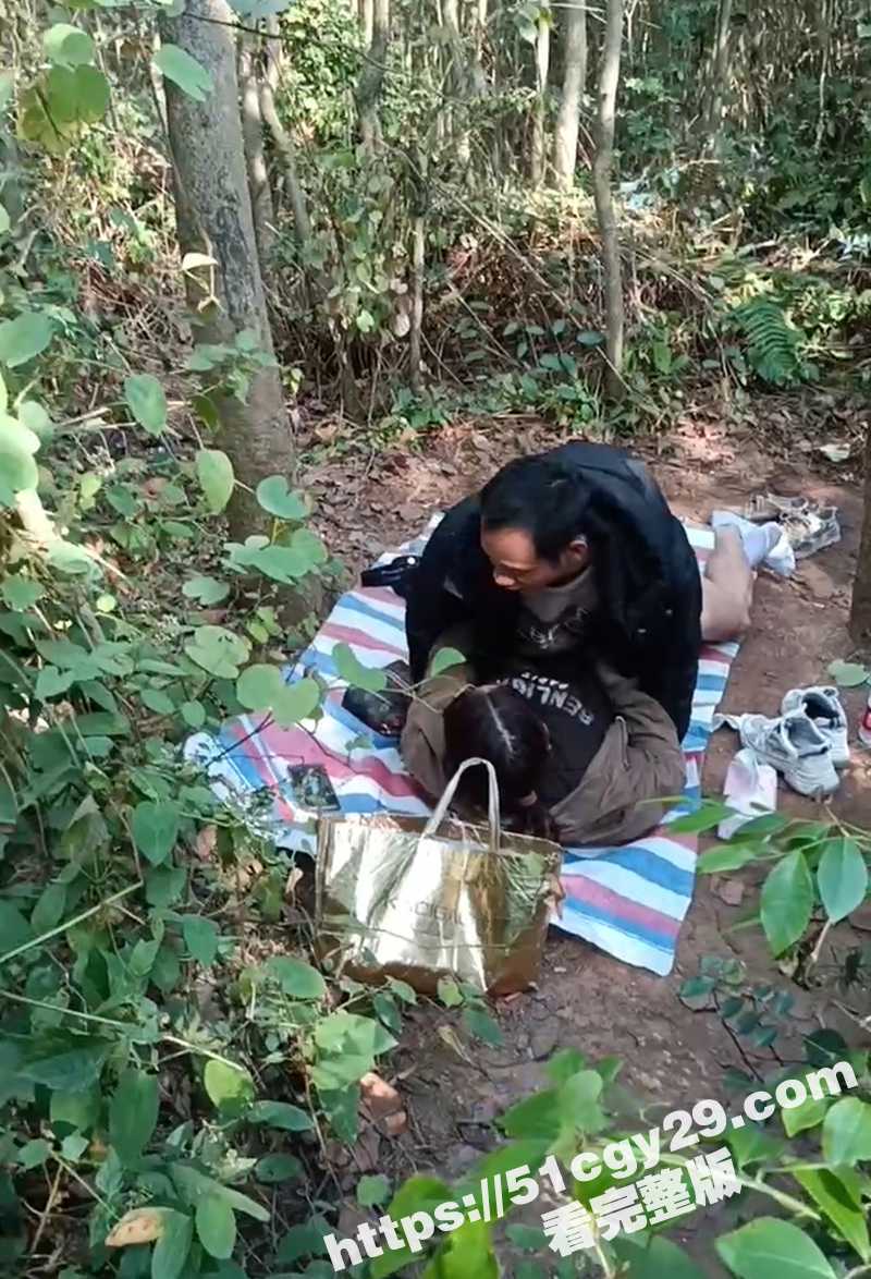大爷大妈小树林野战视频曝光 2