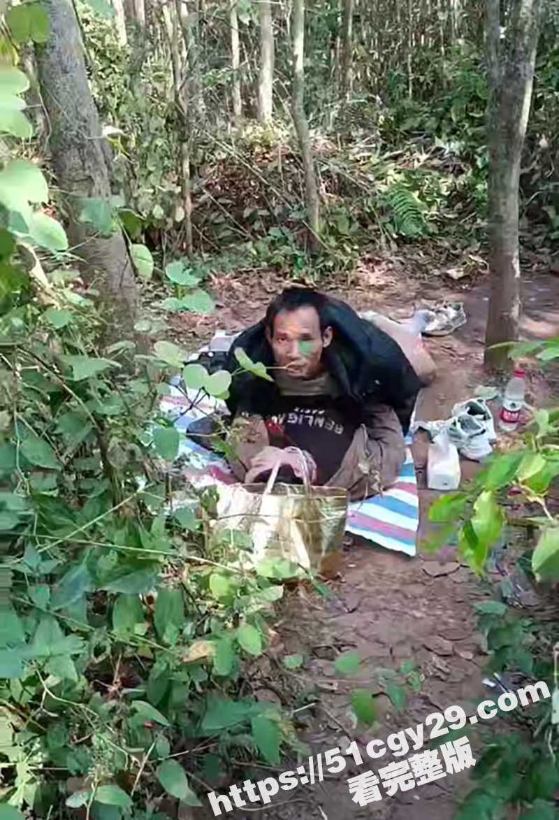 大爷大妈小树林野战视频曝光 4