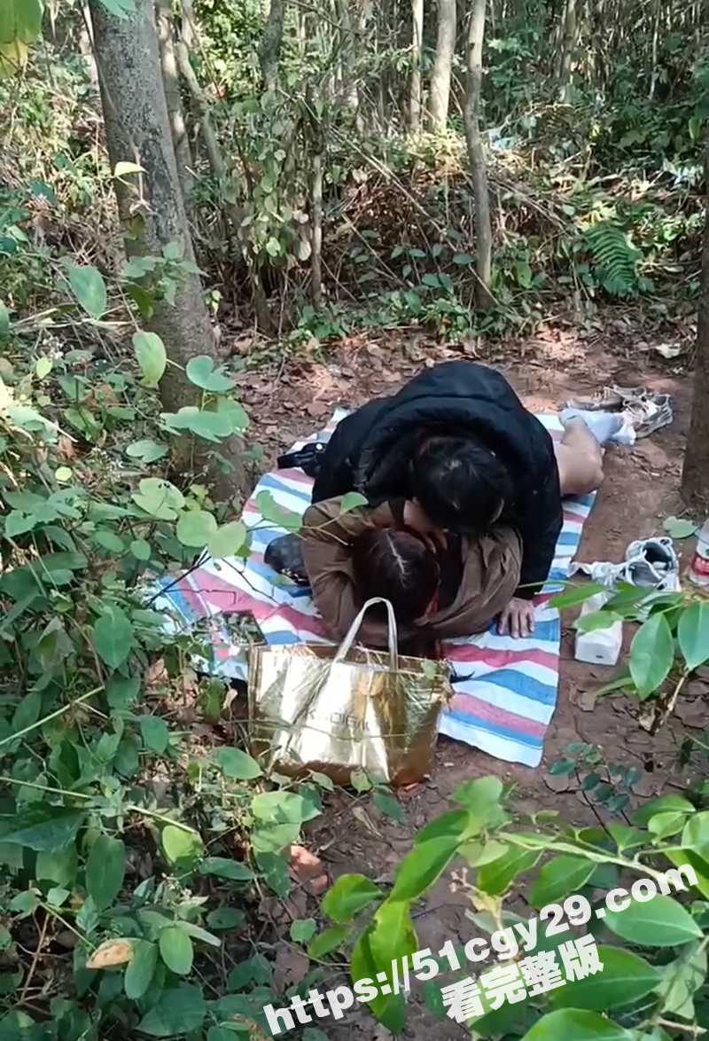 大爷大妈小树林野战视频曝光 3