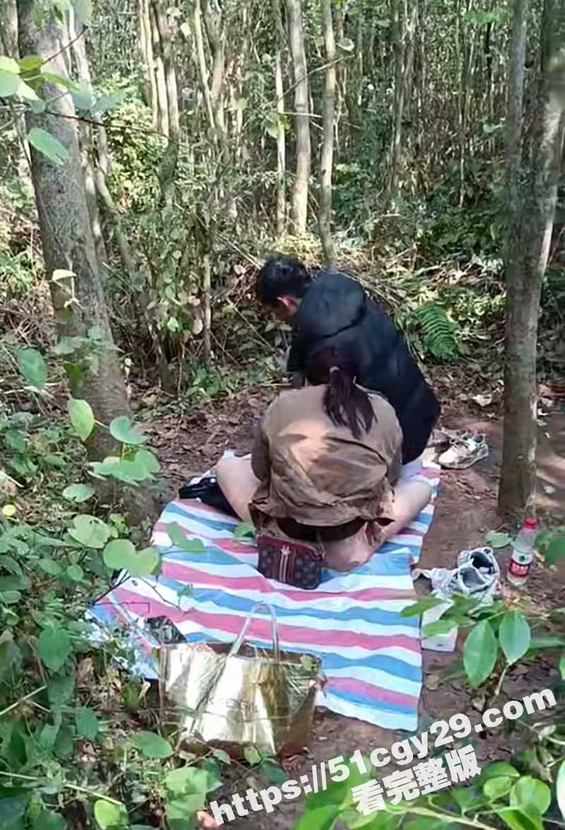 大爷大妈小树林野战视频曝光 8