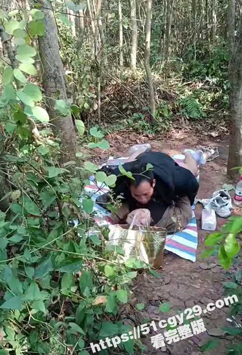 大爷大妈小树林野战视频曝光 5