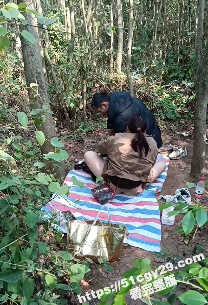 大爷大妈小树林野战视频曝光 6