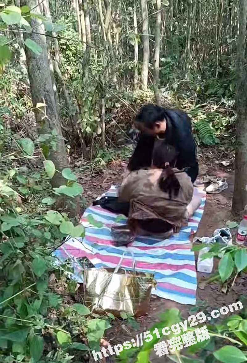 大爷大妈小树林野战视频曝光 7