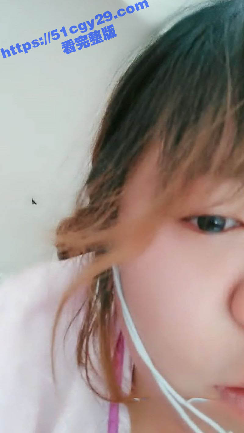 小妹妹偷拍妈妈与后爹及朋友的3P淫乱大戏 各种姿势爆草抽插 小妹妹看的自己逼痒难耐玩起跳蛋自慰！