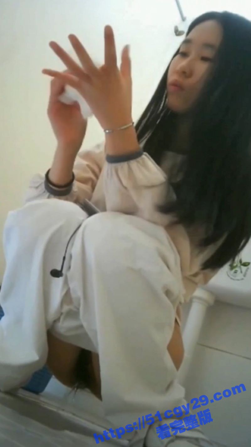 前台美女厕所看片自慰视频 4