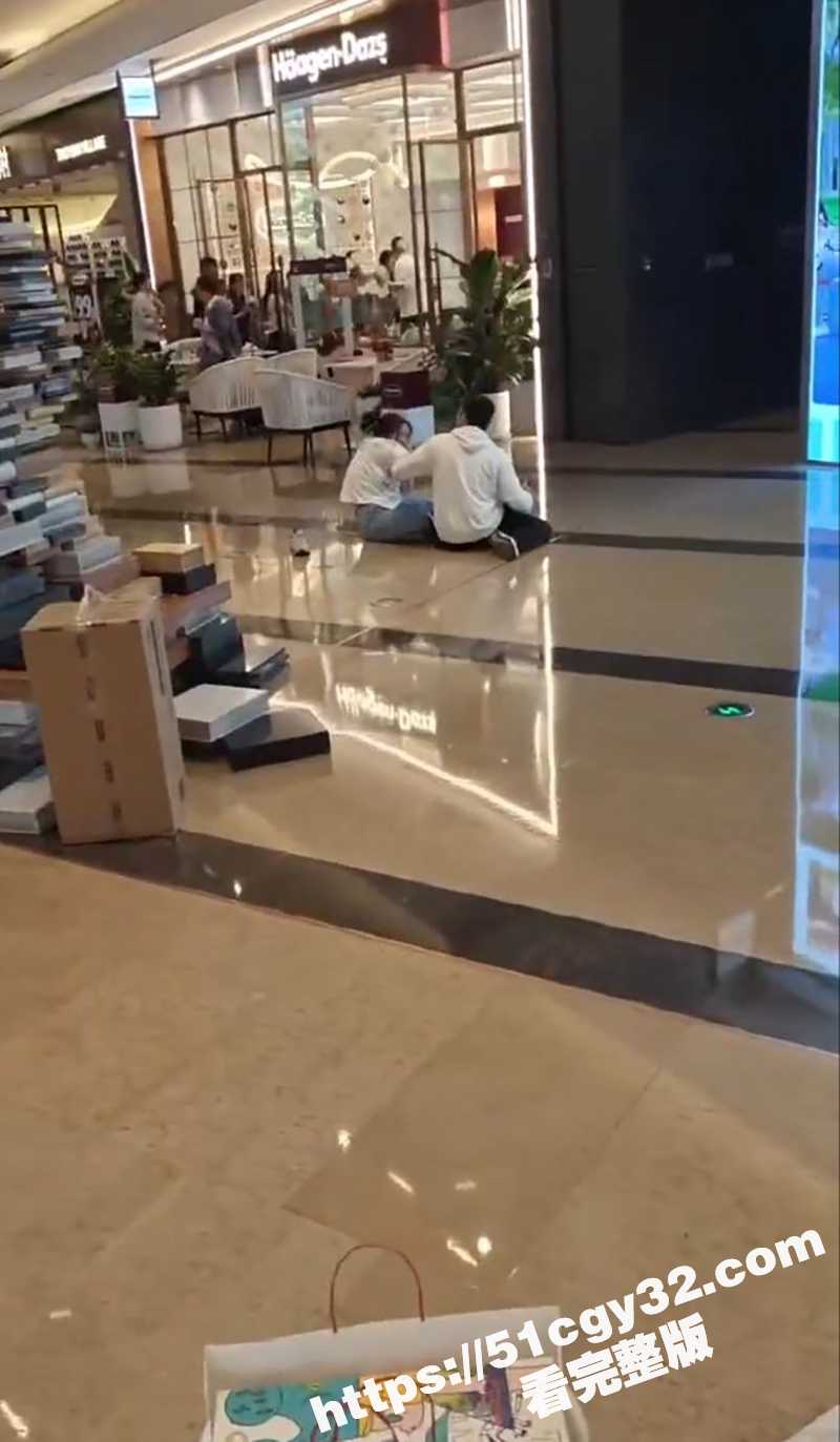 成都太古里持刀伤人事件现场视频曝光 男子持刀将女友捅伤后割颈自杀！