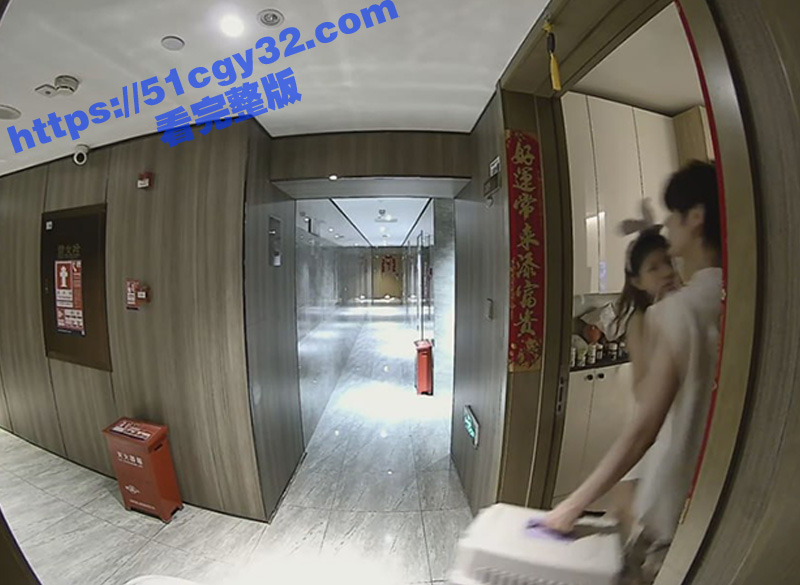 监控录像抓拍 集美饥渴难耐化身女色狼 竟没穿衣服在走廊追男人 这个是真羡慕哭了！