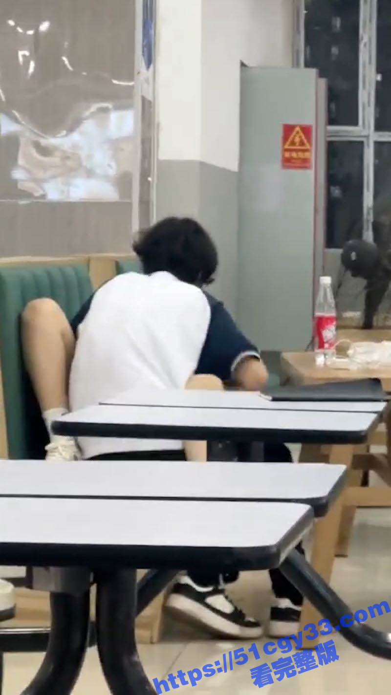 山西应用科技学院食堂 小情侣现场整活 女友双腿紧夹男生腰 男生疯狂抽动 尺度炸裂！