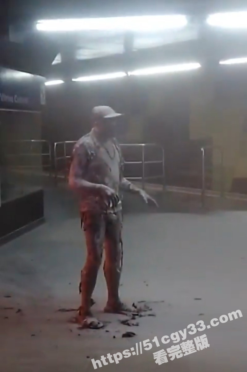 巴西圣保罗圣本笃地铁站男子自焚事件04