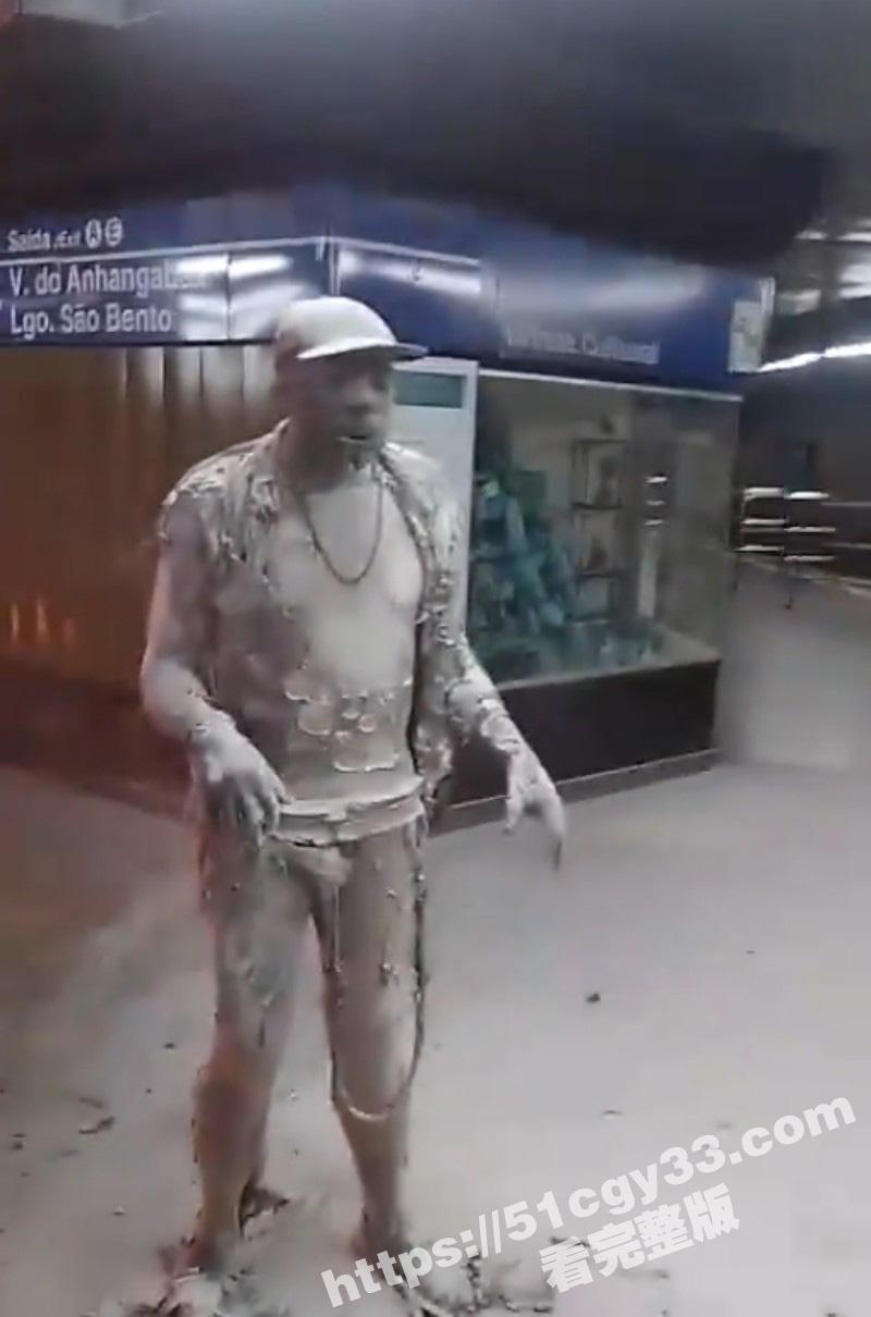 巴西圣保罗圣本笃地铁站男子自焚事件05