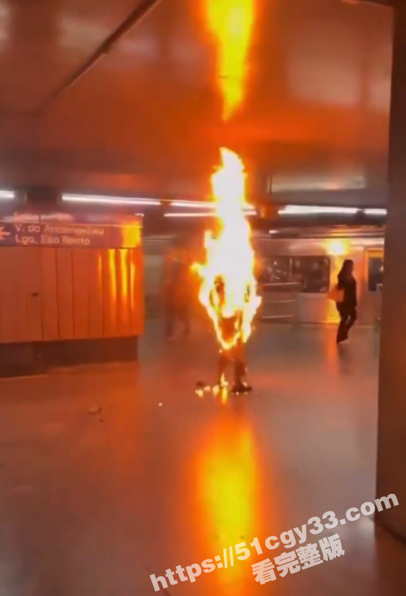 巴西圣保罗圣本笃地铁站男子自焚事件02
