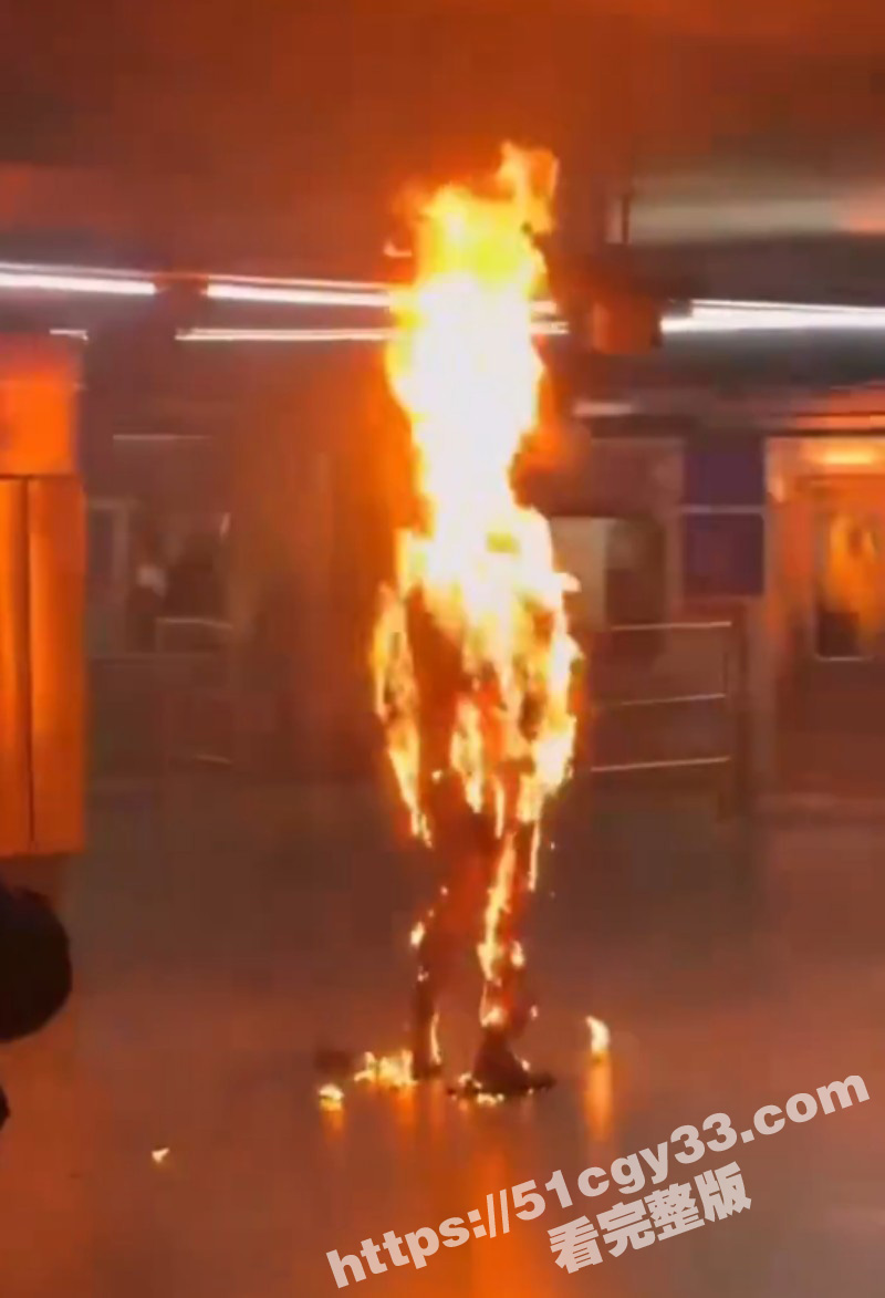 巴西圣保罗地铁站 再现惊魂自焚事件 被众人合力扑灭后 模样如同僵尸般瘆人！