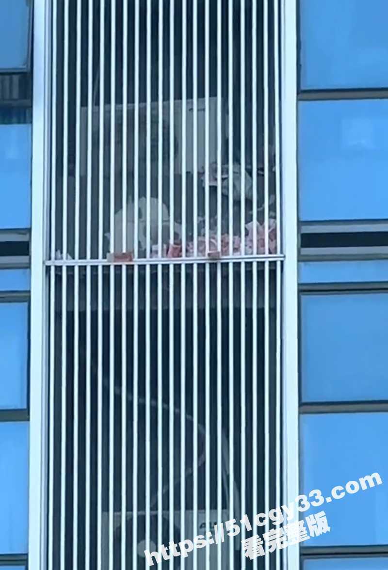 万科天地楼上撒钱视频流出 6 拷贝