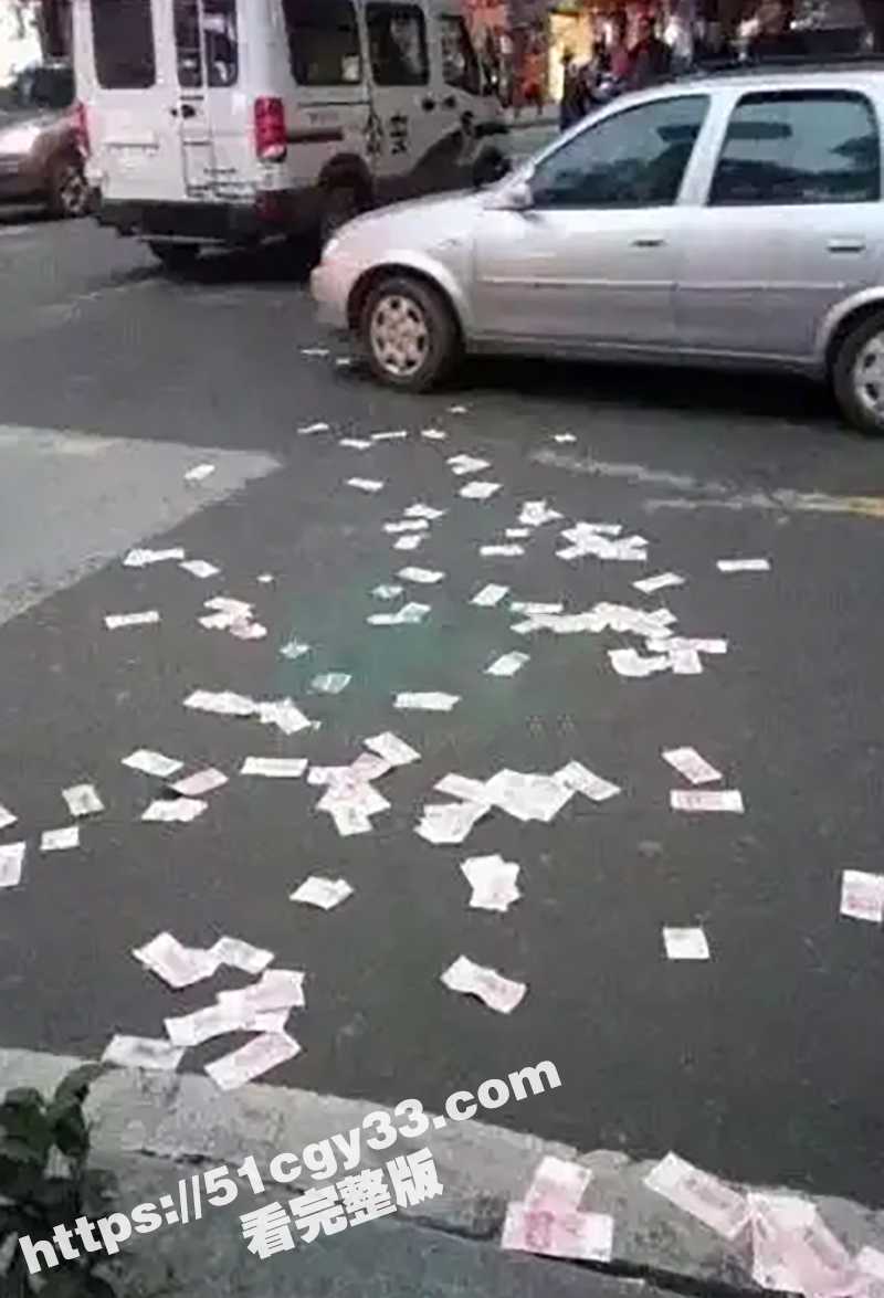 北京昌平万科天地 千万钞票高空洒落 有人狂捡11万 外卖小哥都扔车开捡 现场十分震撼！