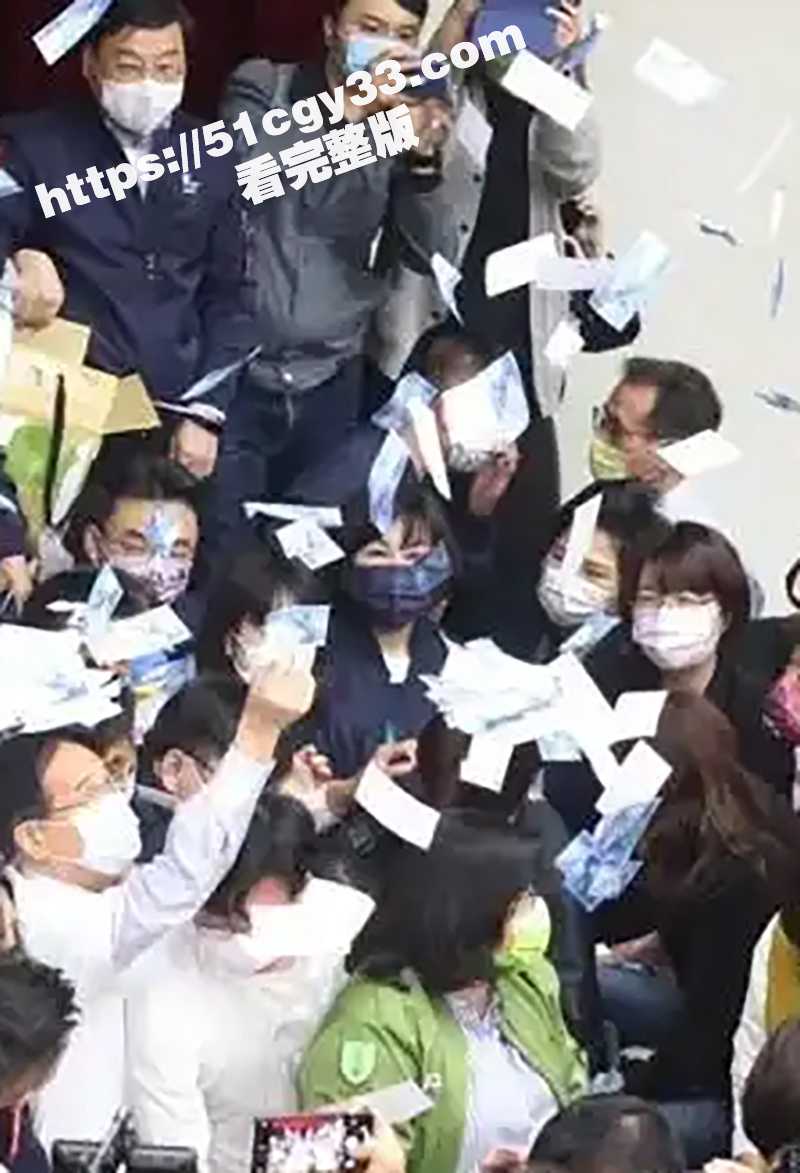 万科天地楼上撒钱视频流出 3 拷贝