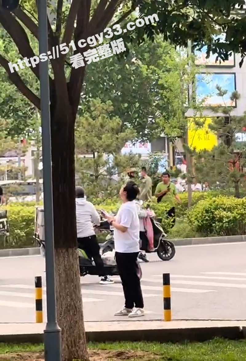万科天地楼上撒钱视频流出 5 拷贝