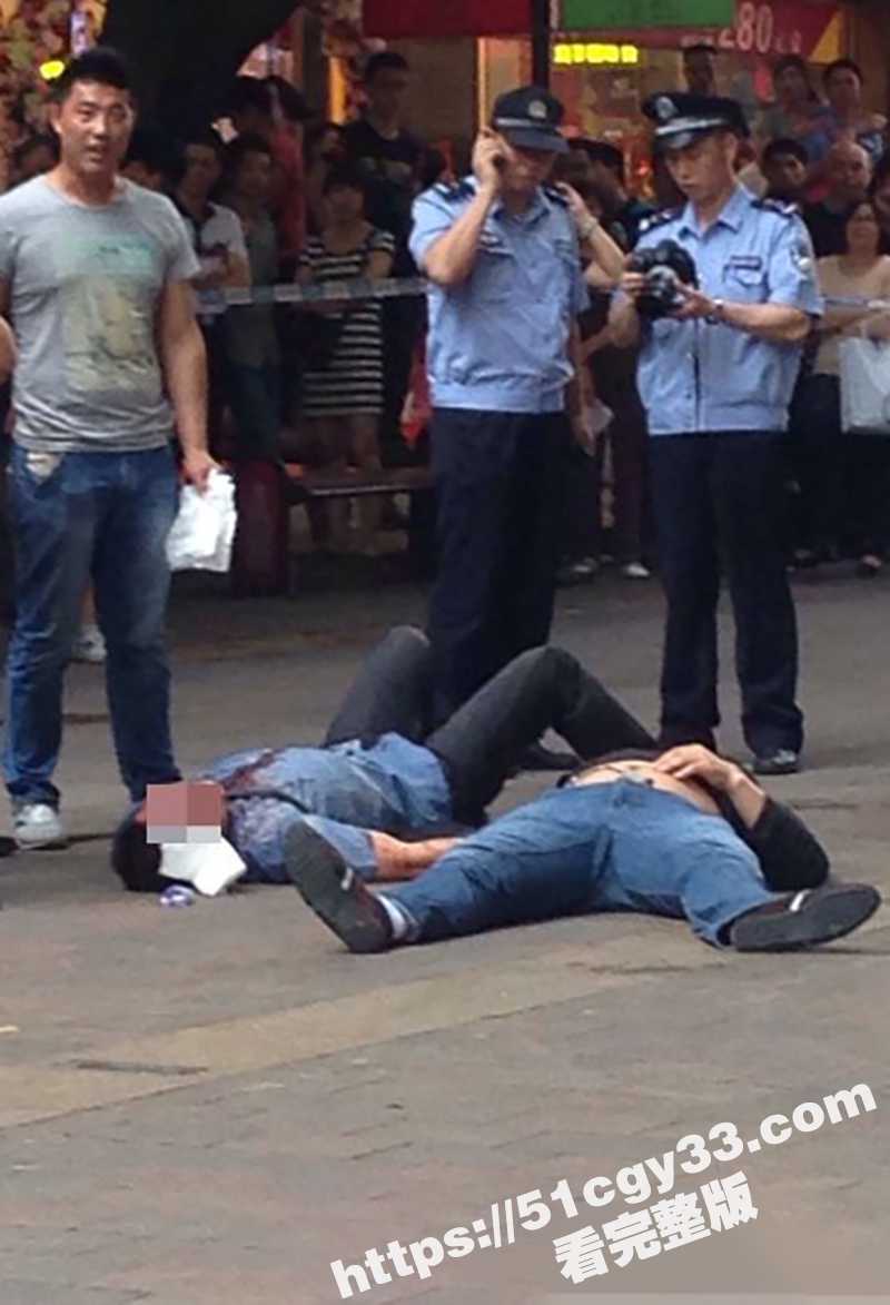 广东岭南新世界 一男子砍人视频流出 5