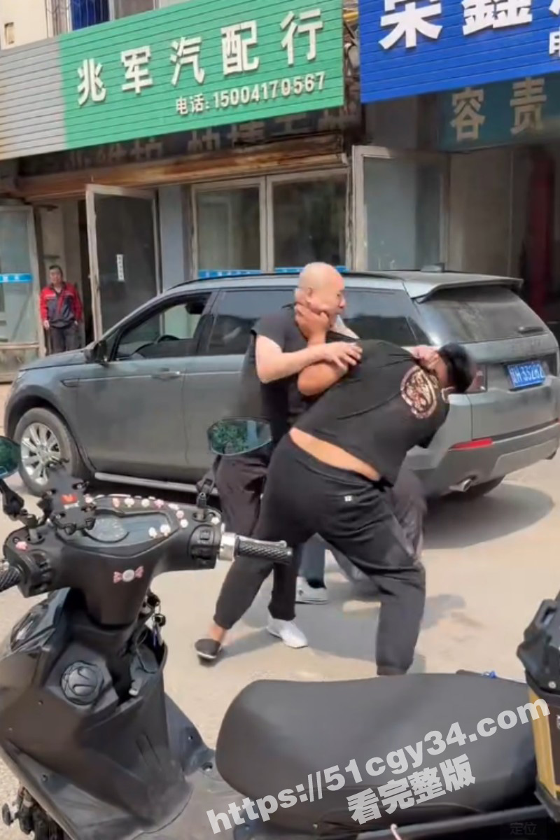 辽宁营口再现狠人名场面 短发小伙被两光头欺辱殴打后 忍无可忍1V2将其爆头反杀！