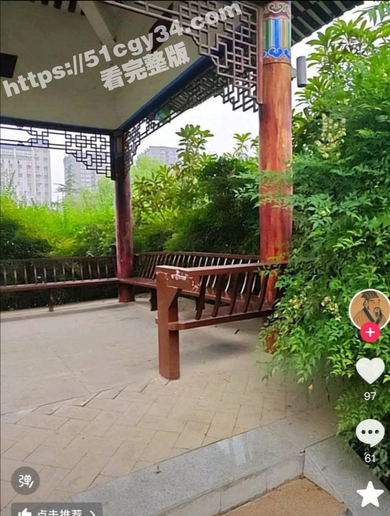 陕西理工大学 一情侣凉亭下户外激战 女生埋头口交 肉棒轮廓清晰可见 视频全网爆火疯传！