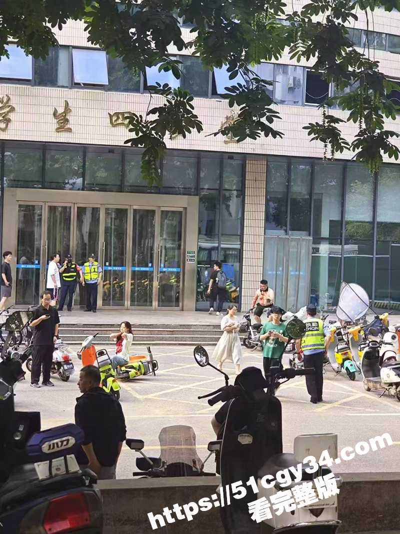 武汉大学男生答辩不过食堂无差别砍人视频（3）